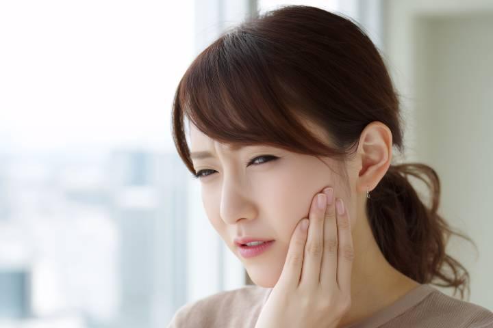 噛むと痛い奥歯は抜かなきゃダメ?治療の選択肢を歯科医師が解説